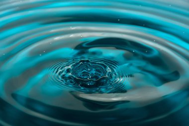 Arka plan mavi su kıvılcım