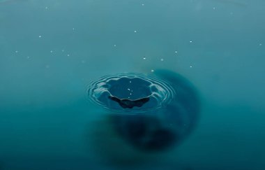 Arka plan mavi su kıvılcım