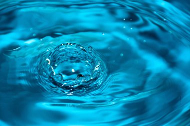 Arka plan mavi su kıvılcım