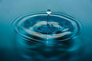 Arka plan mavi su kıvılcım