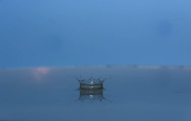 Arka plan mavi su kıvılcım