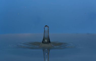 Arka plan mavi su kıvılcım