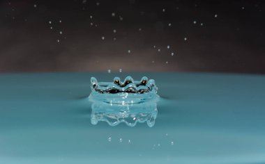 Arka plan mavi su kıvılcım