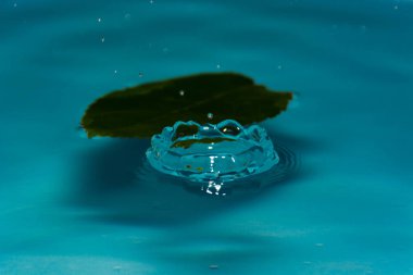 arka plan üzerinde temiz su damlaları