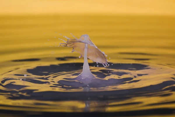 Färgat Vatten Droppe Inverkan — Stockfoto