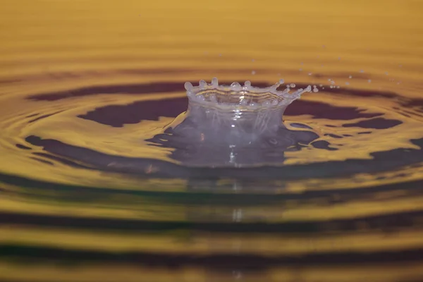 Spritzer Blaues Wasser Auf Dem Hintergrund — Stockfoto