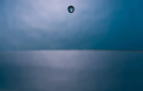 Funken Blauen Wassers Auf Dem Hintergrund — Stockfoto