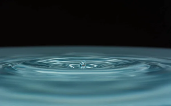 背景に青い水を火花します — ストック写真