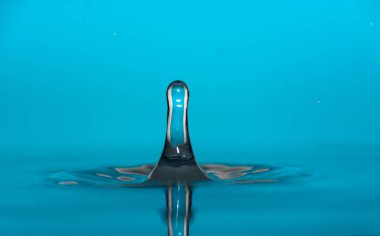 arka plan üzerinde temiz su damlaları