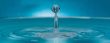 Su damlası temiz mavi su