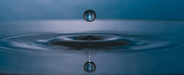 arka plan üzerinde temiz su damlaları