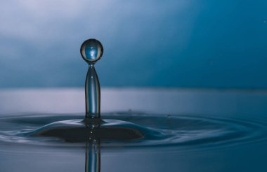 arka plan üzerinde temiz su damlaları