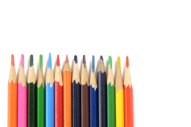 Beyaz arkaplanda renkli kalemler