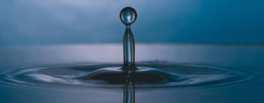 arka plan üzerinde temiz su damlaları