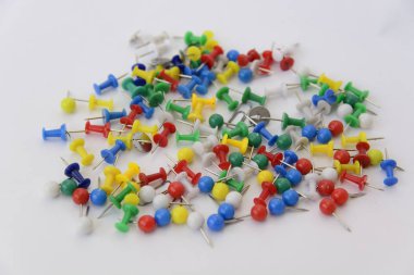 görüntü renkli Pins beyaz arka plan üzerinde izole kapatmak