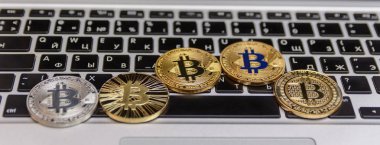  ile grafik ekran üzerinde klavye üzerinde altın bitcoin