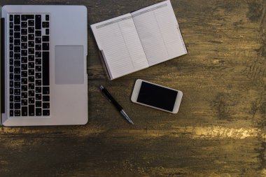 dizüstü bilgisayar ve telefon tablo arka plan üzerinde