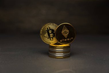  Altın bitcoin ve ethereum sikke yığını üzerinde durmak 
