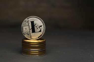  Gümüş sikke yığını Litecoin kürsüye