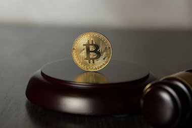  Yargıç tokmak ile ahşap ayaklı kürsüye altın bitcoin