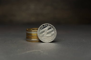 Gümüş Litecoin stand yanında sikke yığını