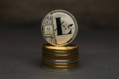  Gümüş sikke yığını Litecoin kürsüye