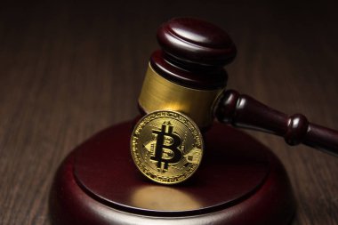  Yargıç tokmak ile ahşap ayaklı kürsüye altın bitcoin