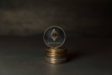 paralar closeup yığını kürsüye gümüş ethereum