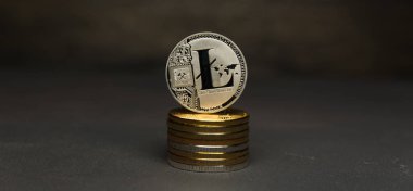  Gümüş sikke yığını Litecoin kürsüye