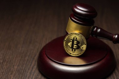  Yargıç tokmak ile ahşap ayaklı kürsüye altın bitcoin