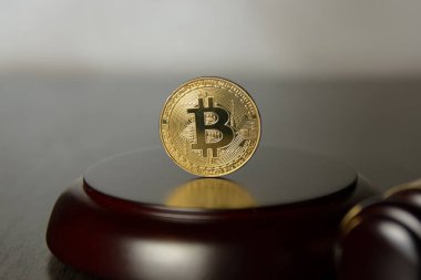  Yargıç tokmak ile ahşap ayaklı kürsüye altın bitcoin