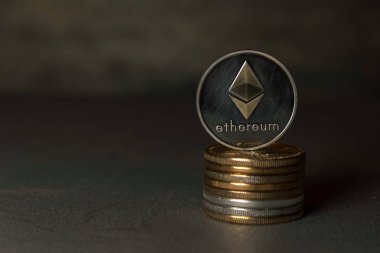 paralar closeup yığını kürsüye gümüş ethereum