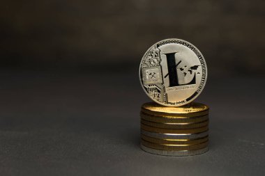  Gümüş sikke yığını Litecoin kürsüye