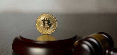  Yargıç tokmak ile ahşap ayaklı kürsüye altın bitcoin