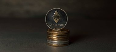 paralar closeup yığını kürsüye gümüş ethereum