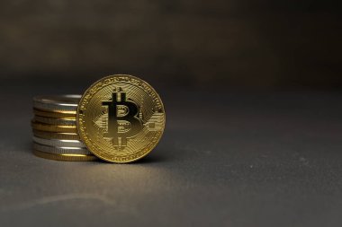  Altın bitcoin sikke yığını ayakta