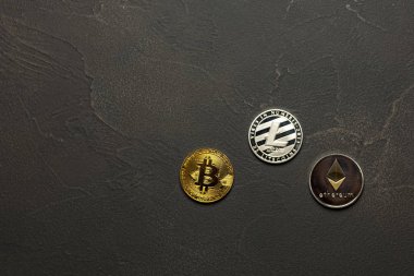 kripto para birimi: bitcoin litecoin ve ethereum yalan üzerinde koyu arka plan