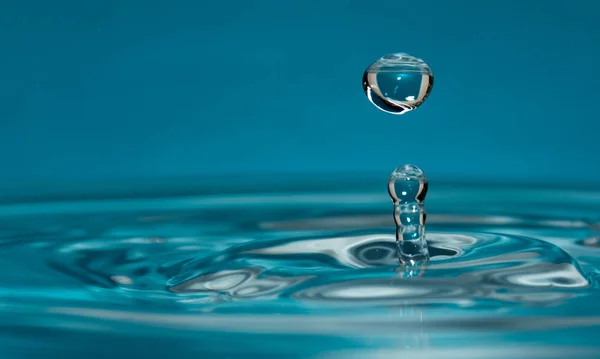 Kapka Vody Čisté Modré Vody — Stock fotografie