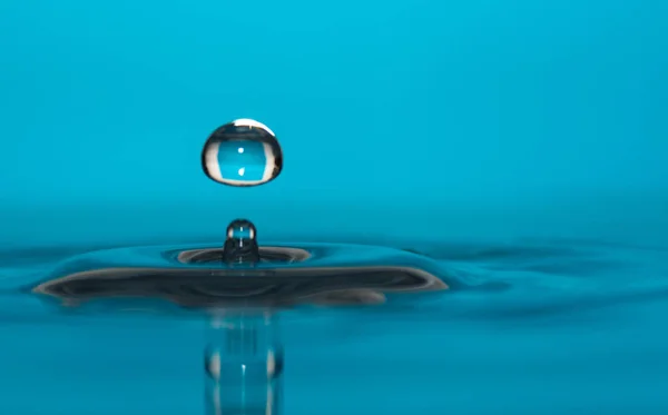 きれいな青い水の水低下 — ストック写真