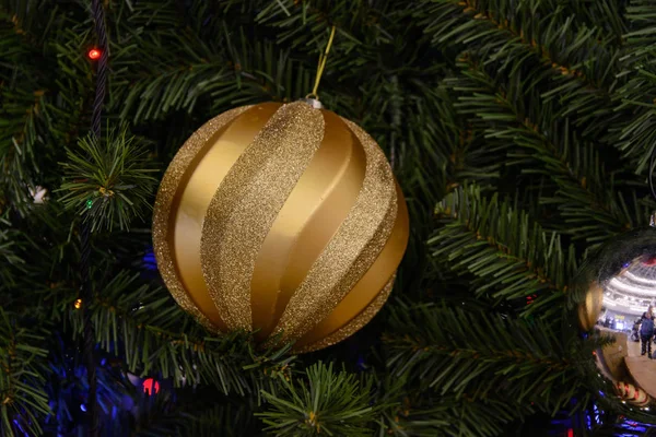 Рождественская Елка Цветным Мячом — стоковое фото