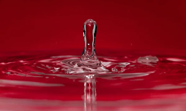 Tropfen Sauberen Wassers Auf Dem Hintergrund — Stockfoto