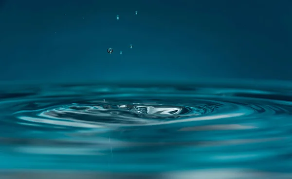 Droppar Blå Rent Vatten — Stockfoto