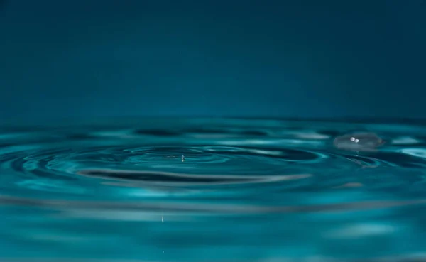 Капли Голубой Чистой Воды — стоковое фото