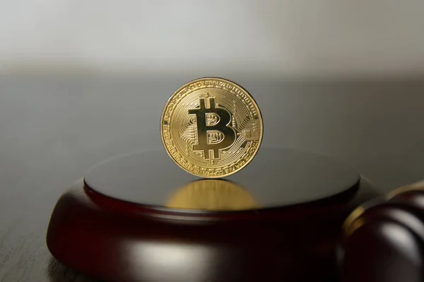 Золотий Bitcoin Стенд Дерев Яні Єдестал Суддею Молотка — стокове фото