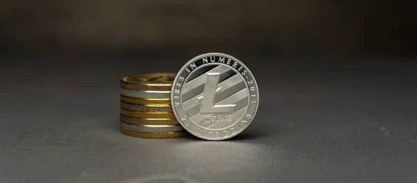 Srebrna Podstawa Litecoin Obok Stos Monet — Zdjęcie stockowe