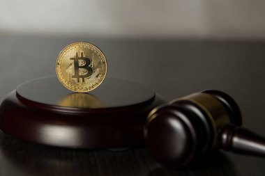  Yargıç tokmak ahşap kaide üzerinde altın bitcoin