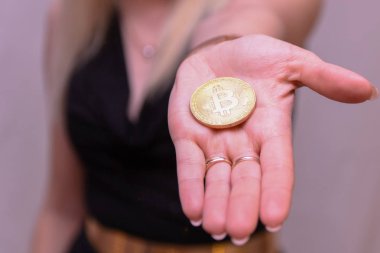 güzel bir sarışın kızın elinde altın bitcoin 