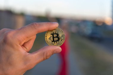  Arka planda, altın Bitcoin yakın çekim
