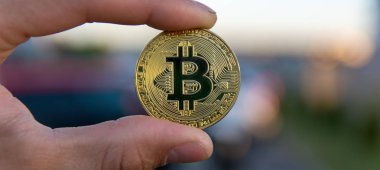  zemin üzerine altın bitcoin