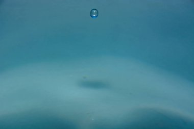 Splash arka plan üzerinde temiz su